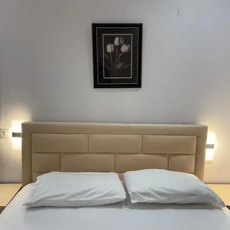 Anel'S Guesthouse Берат Екстер'єр фото